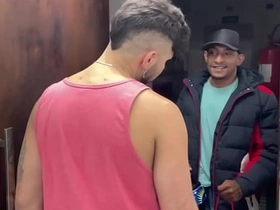 RECEBI UMA ENTREGA E PEDI PRO ENTREGADOR SUBIR. ELE ME COMEU COMO PAGAMENTO E AINDA ME DEU LEITE NA BOCA. asian gay husky sex videos