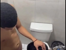 Flagra mamando hétero dotado no banheiro da balada. asian gay sex all videos