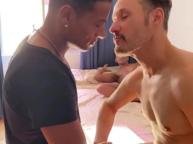 Um motoboy chegou pra fortalecer a brotheragem entre os dotados asian gay sex videos in asiangaysite