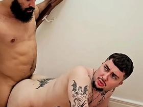 Papai não se aguentou de tesão e já me fudeu na escada (COMPLETO NO RED) asian youth gay sex videos