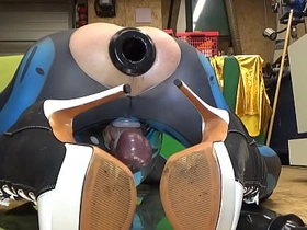 Extremeslut66 furzt durch einen Tunnel-Plug und schiebt sich einen langen Dildo währenddessen in den Arsch jubilant boy asian sex videos