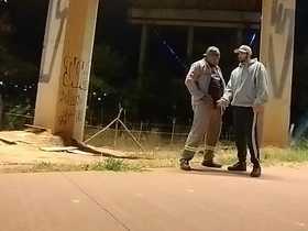 Motoqueiro vê Trabalhador mijando volta e oferece uma mamada new asian china elated making love videos