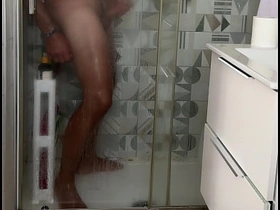 Beccato a masturbarsi in doccia con sborrata forte e orgasmo reale - spiato asian gay sex/videos