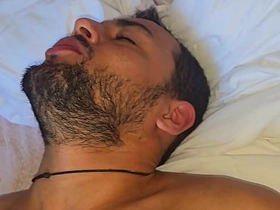Despertando o macho pauzudo em sua cama com aquele tesão matinal. gay asian boys sex videos