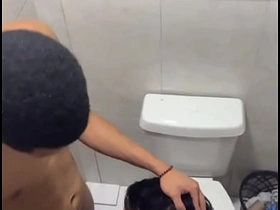 Mamando mlk do pauzão escondido no banheiro da balada! asian gay sex x videos