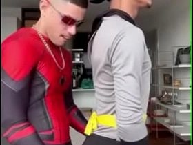 BATMAM SENTANDO NA PICA DO ARANHA merry asian daddy sex videos