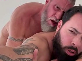 Barbudo dá o rabo para grisalho gostoso - VIDEO INTEIRO NO RED small asian cram gay sex videos