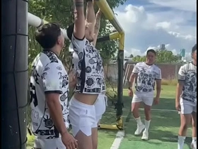 Equipo de futbol, con ayuda del sol, las cheves y el sudor, terminan clavándosela entre ellos asian father gay coitus videos