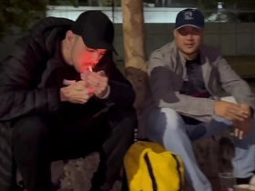 AMIGOS FORAM B-B-R NA QUADRA E CABARAM NA BRODERAGEM ATÉ QUE DERREPENDE APARECEU UM MORADOR DE RUA QUE DEIXOU TUDO MAIS INTERESSANTE asian gay hunk sex videos