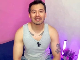 Hombre musculoso preña a su compa del gym! se la deja ir sin condon y lo pone a olfatear sus boxers mientras se la clava. Relato sexual watch gay sex videos asian