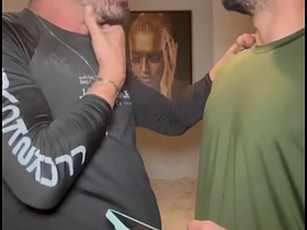 AMIGO VIU UMA FOTO DO MEU PAU NA GALERIA DO MEU CELULAR E QUIS VER AO VIVO. NÃO RESISTIU E CAIU DE BOCA. asian black gay sex videos