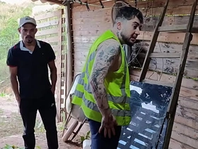 O PATRÃO E O EMPREGADO                                    O empregado finaliza sua tarefa e o seu patrão fica cheio de tezão ao vê lo todo suado gay sex asian porn videos