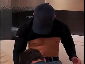 Le ofresco propina extra al repartidor de globo y me folla delicioso gay blowjob sex videos asian