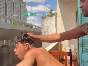 Novinho acabou sendo fudido gostoso na sacada, enquanto pessoas passavam. E acabou tomando cada gota do leite protéico do macho pauzudo. xxx videos asian gay sex