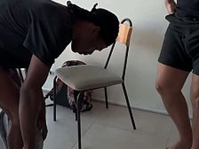 Cliente foi fazer orçamento e acabou levando um pauzão preto e 2 leitadas. asian gay sex porn fuck xxx videos