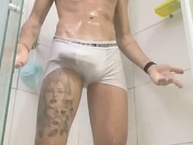 DOTADO TOMANDO BANHO E BATENDO UMA. asian gay carnal knowledge videos hdgaytube