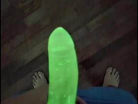 EU TESTEI A CAMISINHA DE NEON - OLHA COMO BRILHA NO ESCURO xxx gay asian sex videos