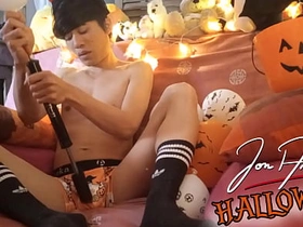 Halloween Jon Arteen pumps up balloons and residuum up pumping his cock until he ejaculates his cum throughout over himself Ahegao asian family gay sex videos
